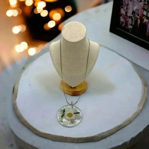 Floral Preservation Art-to-Wear Statement Necklace Daisy Fauna Resin Pendant 20" - Picture 2 of 6